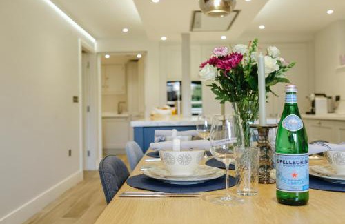 Cotham Apartment | Luxury 3-Bed Apartment - Spacious, Stylish Stay