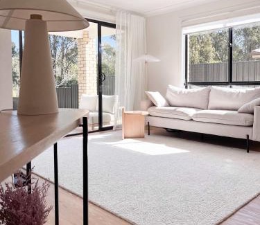 Logan Reserve House | Luxury 3-Bed Family Retreat Office Kayaks & Yard