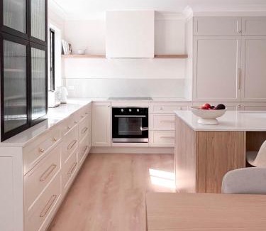Logan Reserve House | Luxury 3-Bed Family Retreat Office Kayaks & Yard