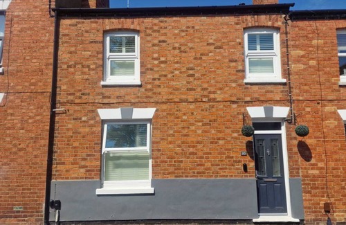 Milton Keynes House | LUXURY 3 BED GUESTHOUSE