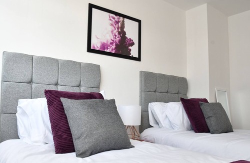 Bloxwich House | Luxury 3 Bed House. 10 mins from NEC & Airport!