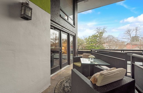 Old East Dallas Condo | Luxury 3-bed loft featuring king & queen beds, leather sectional, smart TV, resort pool, and private patio access.