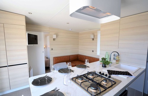 Jullouville-les-Pins House | Luxury 3-Bed Mobile Home, 200m from Beach, Pool, Fitness, WiFi Included