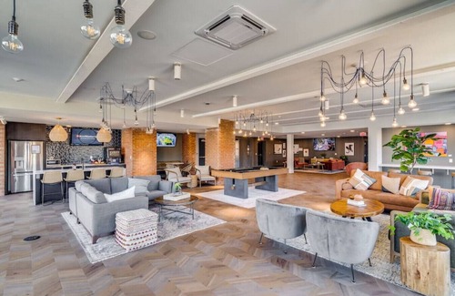 Pendleton Apartment | Luxury 3-Bed Pool Gym Walk to Casino/OTR