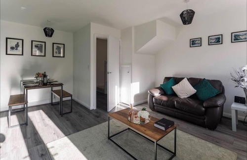 Kirkdale House | Luxury 3-Bedroom, 2-Bathroom Home sleeps 7 people
