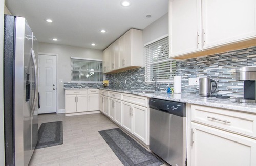 Brandon House | Luxury 3 Bedroom 2 Bath w/2 Car Garage