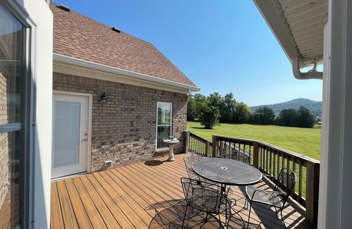 Readyville House | Luxury 3-bedroom/3-bath/5-acre retreat in the tranquil foothills of TN