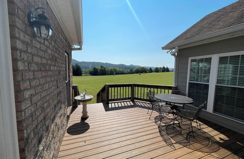 Readyville House | Luxury 3-bedroom/3-bath/5-acre retreat in the tranquil foothills of TN