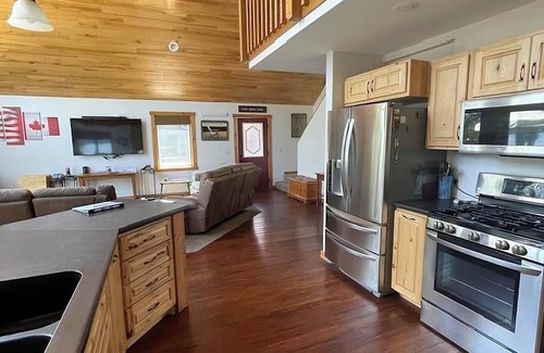 Three Lakes House | Luxury 3 Bedroom/3 Bathroom Lakefront Condo with Outdoor Hot Tub! Pet friendly!