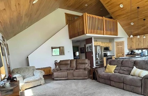 Three Lakes House | Luxury 3 Bedroom/3 Bathroom Lakefront Condo with Outdoor Hot Tub! Pet friendly!