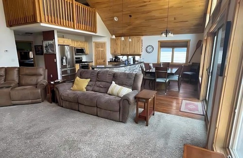 Three Lakes House | Luxury 3 Bedroom/3 Bathroom Lakefront Condo with Outdoor Hot Tub! Pet friendly!