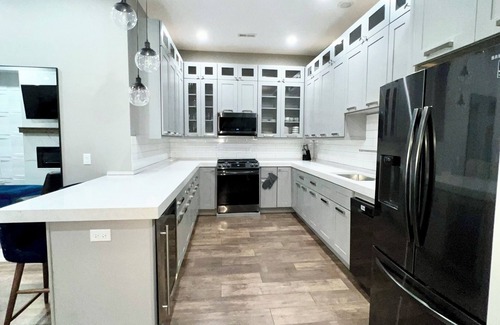 Grand Boulevard Apartment | Luxury 3-bedroom apartment in Bronzeville Chicago with AC, WiFi