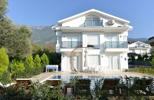 Oludeniz Villa | luxury 3 bedroom city villas in oludeniz for rent with private pool and garden