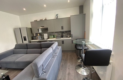 Elland House | Luxury 3 Bedroom Holiday Home ,Jacuzzi Bath,Private Parking,Sleeps 10, 2 Min M62