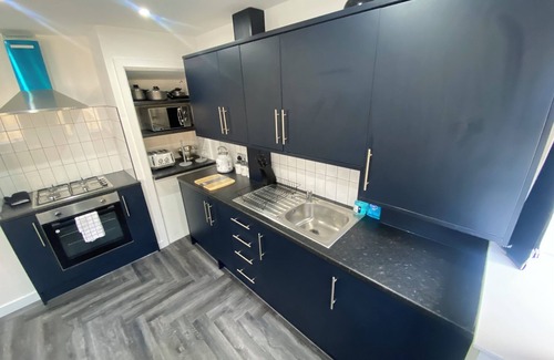 Leeds House | Luxury 3 Bedroom Holiday Home, Sleeps 10,Private Parking, Jacuzzi Bath