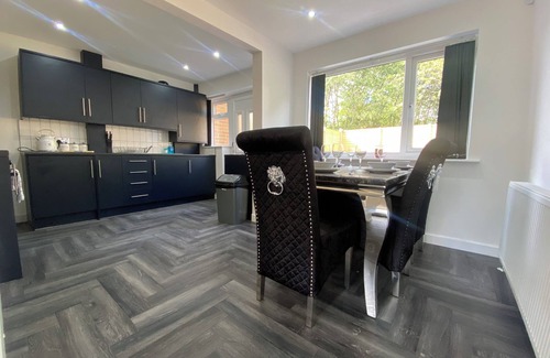 Leeds House | Luxury 3 Bedroom Holiday Home, Sleeps 10,Private Parking, Jacuzzi Bath