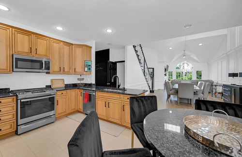 Hamburg House | Luxury 3 Bedroom Home at Crystal Springs