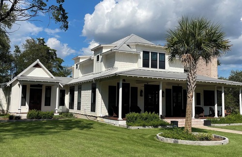 Cedar Creek House | Luxury 3 bedroom house-25 mins from Austin-Bergstrom International Airport