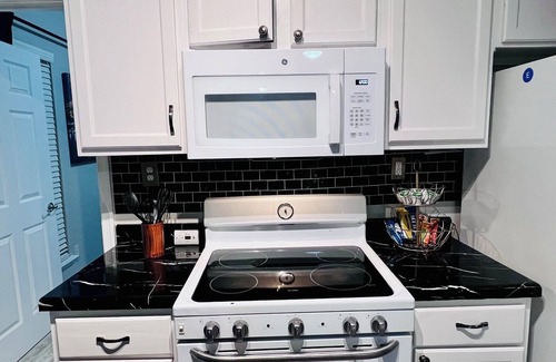 Uptown House | Luxury 3-Bedroom House Near Midtown/Downtown
