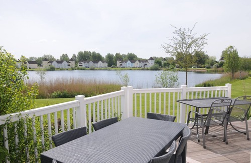 South Cerney House | Luxury 3 bedroom lakeside turret lodge with private wrap around deck