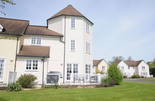 South Cerney House | Luxury 3 bedroom lakeside turret lodge with private wrap around deck