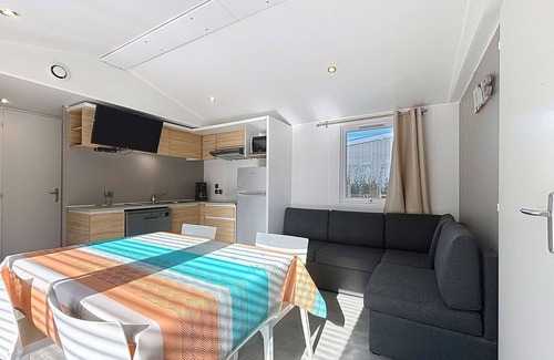 Jullouville-les-Pins House | Luxury 3-Bedroom Mobile Home with Pool & Fitness Access, 200m from Beach