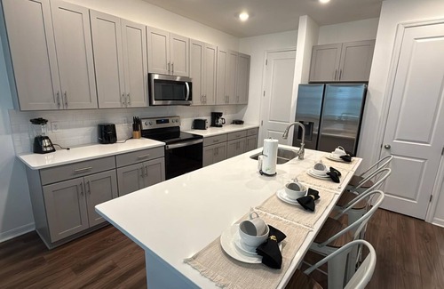 Davenport House | Luxury 3 Bedroom Retreat with 2.5 Baths 371