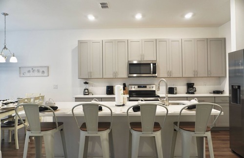 Davenport House | Luxury 3 Bedroom Retreat with 2.5 Baths 371