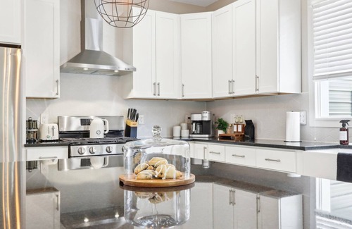 Brewers Hill House | Luxury 3-bedroom retreat with Hot Tub! I Steps away from downtown MKE I Sleeps 8