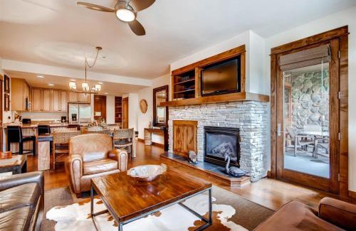 Four O'Clock Apartment | Luxury 3 Bedroom Ski In, Ski Out Mountain Vacation Rental Just Steps From The Snowflake Ski Lift