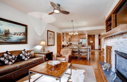 Four O'Clock Apartment | Luxury 3 Bedroom Ski In, Ski Out Mountain Vacation Rental Just Steps From The Snowflake Ski Lift