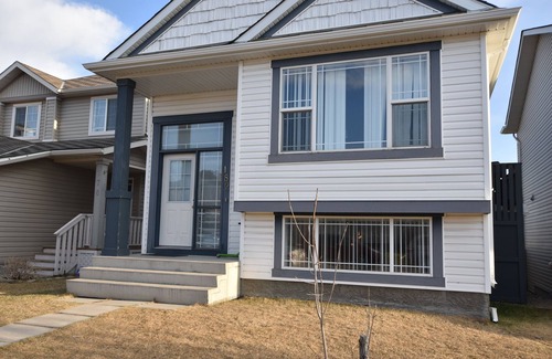 Evanston Apartment | Luxury 3 Bedroom Suite near Calgary Airport Wifi Free Parking