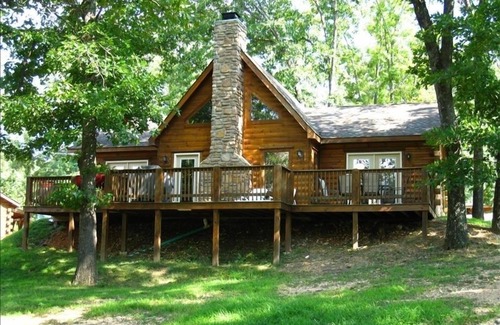 Branson Cedars Cabin | 💚 Luxury 3 BR/2BA Real Log Cabin w/Private Hot Tub/Multiple Pools/Fire Pit! 💚