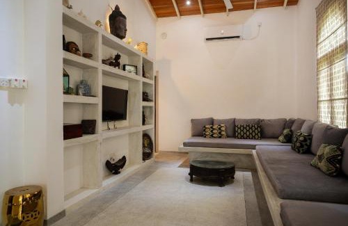 Koggala House | Luxury 3-BR Beach Front Villa with Staff