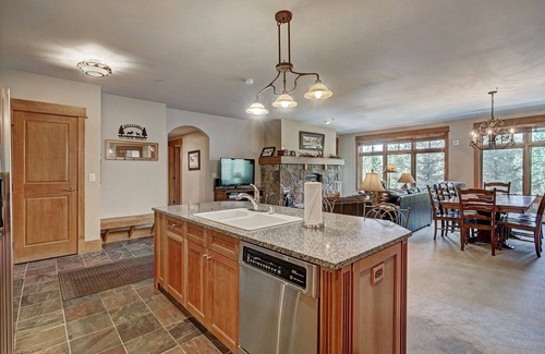 River Run Condo | Luxury 3 BR in River Run Village Featuring Ski in, ski out! No Cleaning Fees! by RedAwning