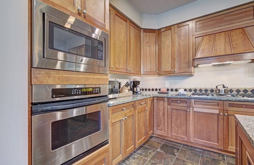 River Run Condo | Luxury 3 BR in River Run Village Featuring Ski in, ski out! No Cleaning Fees! by RedAwning