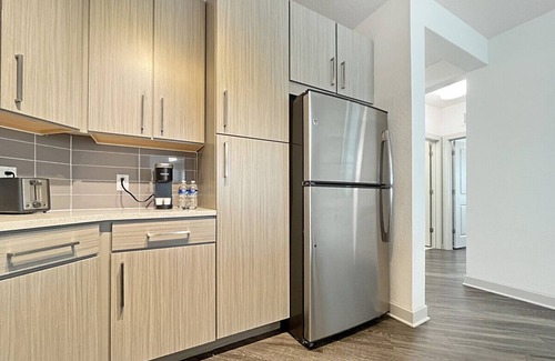Carver City - Lincoln Gardens Apartment | Luxury 3 BR in Westshore, Fountain Views