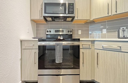 Carver City - Lincoln Gardens Apartment | Luxury 3 BR in Westshore, Fountain Views