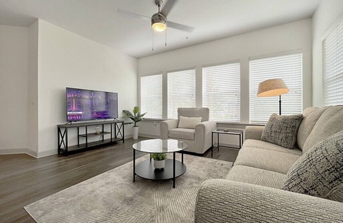 Carver City - Lincoln Gardens Apartment | Luxury 3 BR in Westshore, Fountain Views