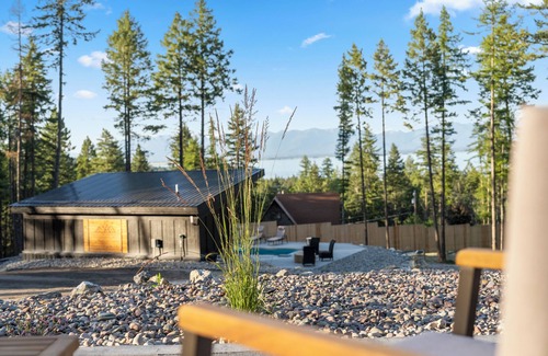 Lakeside House | Luxury 3 Home Estate in Lakeside with Heated pool, Hot tub & Putting green.