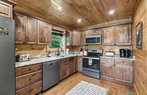 Gatlinburg - Pigeon Forge Cabin | Luxury 3 King Suites Cabin, Mountain Views, FirePit, HotTub, Games, Pet friendly