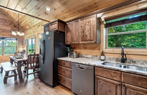 Gatlinburg - Pigeon Forge Cabin | Luxury 3 King Suites Cabin, Mountain Views, FirePit, HotTub, Games, Pet friendly