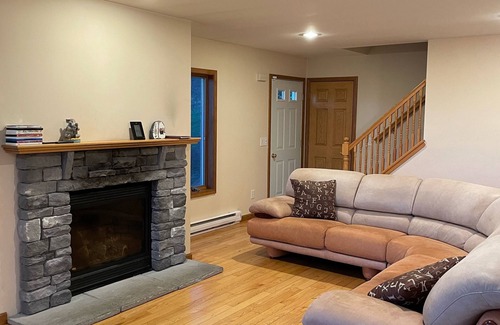 Lake Ariel Ski Chalet | Luxury 3-Level Chalet - Simply the Best !