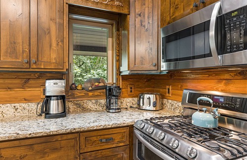 Maggie Valley Cabin | Luxury 3-Story Cabin w/Hot Tub + Biltmore Pass | 48 Min to Asheville