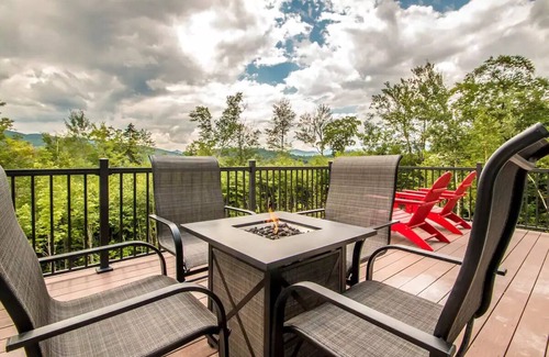 Intervale House | Luxury 3700 sf Home with Mountain Views, Hot Tub, Sauna, Game Room