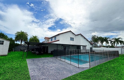 Miami Gardens House | Luxury 3BR-2 1/2 Bath w/Patio Entertainment area