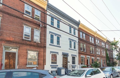 Spruce Hill Apartment | LUXURY 3BR, 2 BATH, Pvt. Deck, Free PARK. SLEEPS 8, FREE PARK, WALK TO PENN.