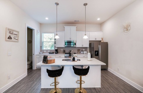 Charlotte House | Luxury 3BR & 3BA townhouse 5 Mins to BOA, Spectrum & Uptown Fam & Biz Ready