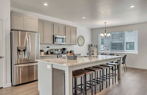 American Fork House | Luxury 3BR & 3BA w/WD Near Malls - 10 Mins Drive