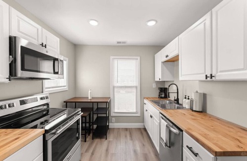 Hough Apartment | Luxury 3BR Apt Near Cleveland Clinic w/Parking